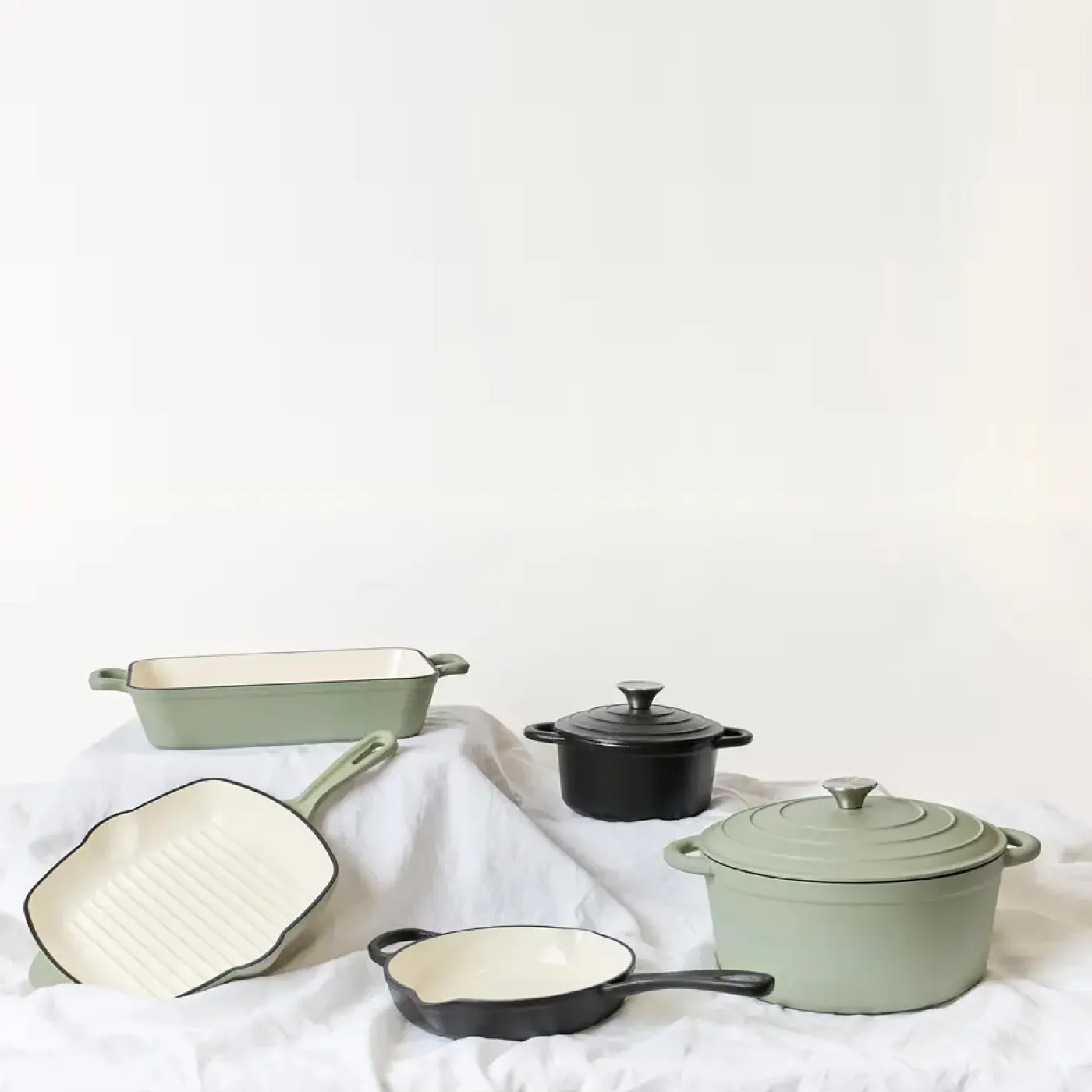 George Collective - Cast Iron Round Casserole 28cm - Matte Sage/Silver Lid - Gambar 3